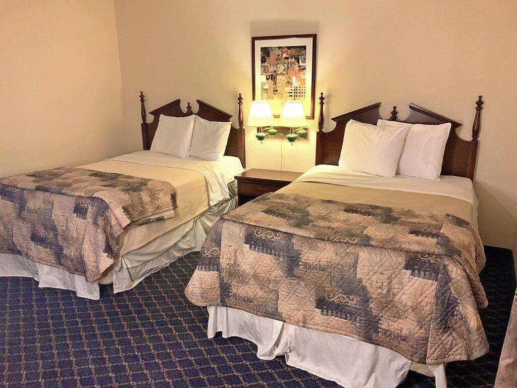 Regency Inn & Suites ويست سبرينغفيلد المظهر الخارجي الصورة