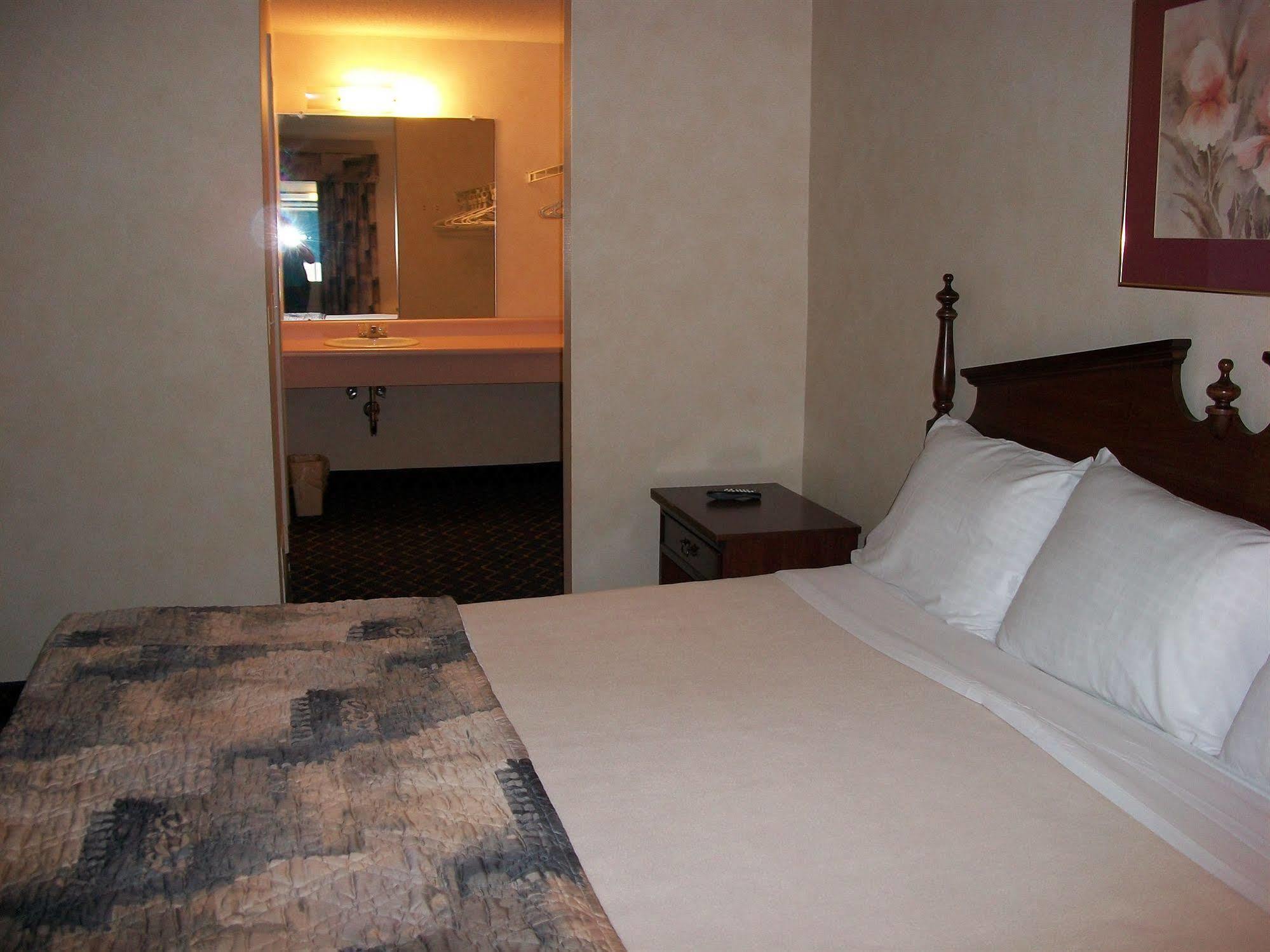 Regency Inn & Suites ويست سبرينغفيلد المظهر الخارجي الصورة